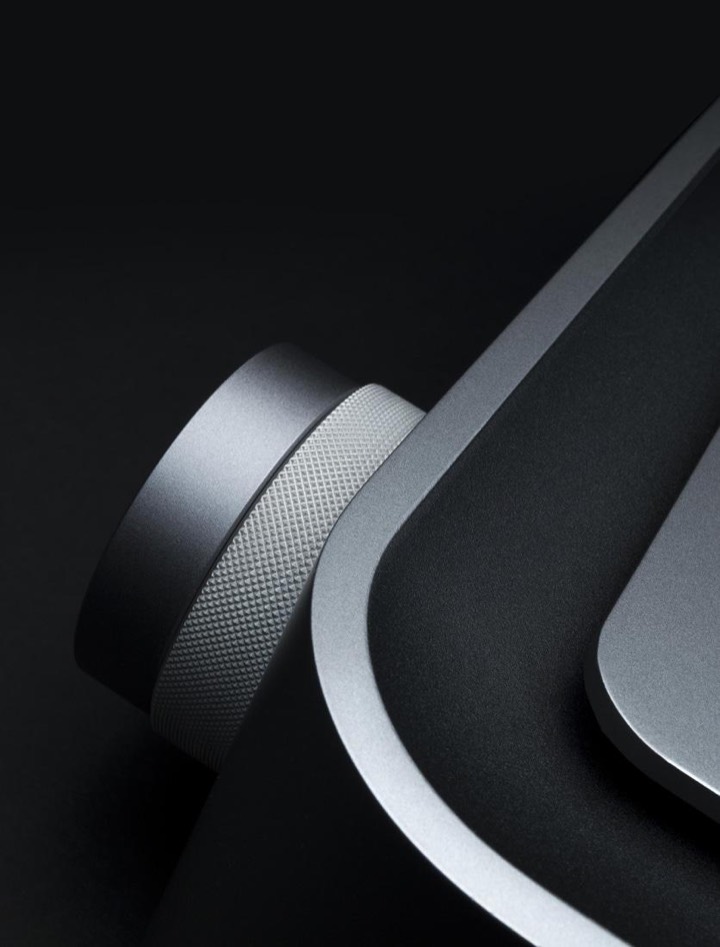 Knurled aluminium dial against matte black, a reference for how machined texture and soft radii read in low-key product lighting.